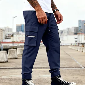 Vista detallada de pantalones cargo azul marino para hombre con múltiples bolsillos
