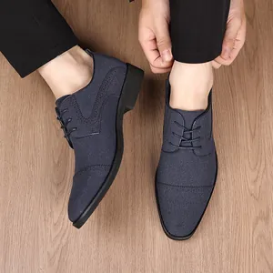 Detailansicht der blauen Herrenschuhe im britischen Stil mit Schnürdesign auf Holzgrund