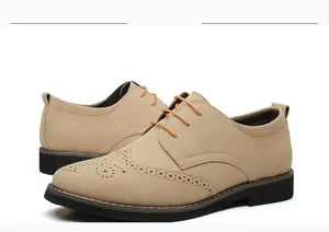 Λεπτομέρεια από χακί ανδρικά παπούτσια Brogue με κλασική διακοσμητική διάτρηση