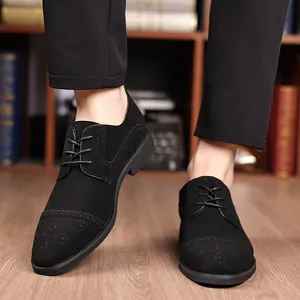 Nahaufnahme schwarzer Wildleder-Herren-Business-Oxfordschuhe mit elegantem Brogue-Muster