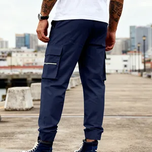 Vista trasera detallada de pantalones cargo azul marino para hombre con bolsillos laterales