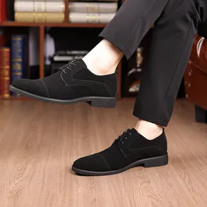 Detailansicht der schwarzen Herren-Wildleder-Oxfordschuhe im klassischen britischen Stil.