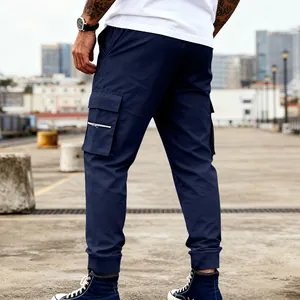 Vista detallada de los pantalones cargo azul marino con bolsillo con cremallera.