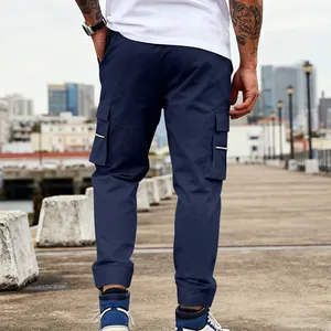 Vista trasera de pantalones cargo azul marino para hombre con diseño de múltiples bolsillos