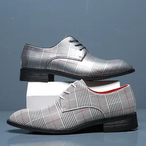 Stilvolle karierte Business-Casual-Herrenschuhe mit strukturierter Oberfläche auf Block