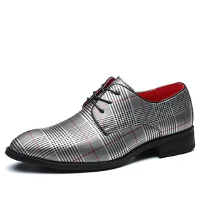 Elegante Herrenschuhe mit Karomuster und rotem Innenfutter für Business und Freizeit.
