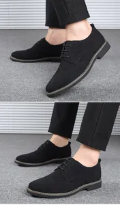 Κοντινό πλάνο από μαύρα ανδρικά παπούτσια Brogue από σουέτ με κομψή λεπτομέρεια