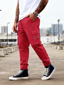 Elegantes pantalones cargo rojos para hombre con múltiples bolsillos y cordón