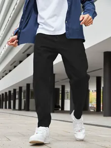 Dettaglio jeans neri elasticizzati da uomo vestibilità slim in ambiente urbano