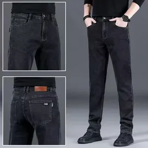 Vista dettagliata dei jeans da uomo slim fit dritti elasticizzati in colore grigio scuro