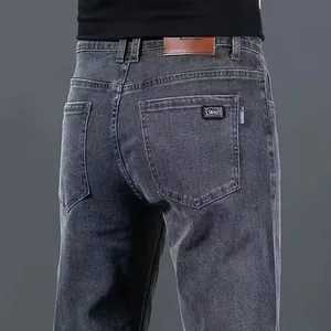 Dettaglio macro della tasca posteriore e della toppa in pelle dei jeans per uomo