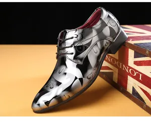 Détail d'une chaussure habillée pour hommes avec un motif graphique noir et blanc