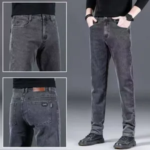 Viste dettagliate che mostrano la vestibilità e la trama dei jeans elasticizzati grigi