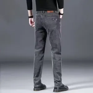Vista posteriore di jeans elasticizzati da uomo vestibilità slim gamba dritta in grigio scuro
