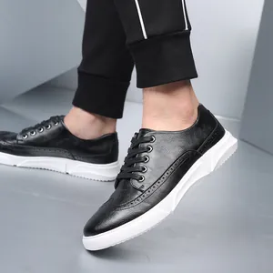 Ανδρικά μαύρα δερμάτινα casual sneakers με κορδόνια και λεπτομέρειες brogue