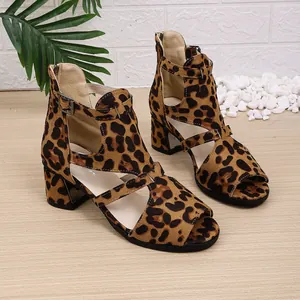 Detaillierte Seitenansicht von stylischen Damen-Sandalen mit Leopardenmuster und Blockabsatz