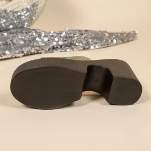 Nahaufnahme der schwarzen Plateau-Sandalette mit Glitzerriemen und rutschfester Sohle