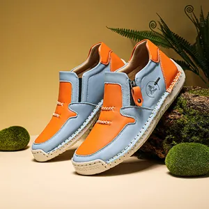 Primo piano del dettaglio laterale e della trama degli stivaletti in pelle blu e arancione