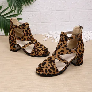 Stilvolle Damen-Sandalen mit Leopardenmuster, klobigem mittelhohem Absatz und Fesselriemen