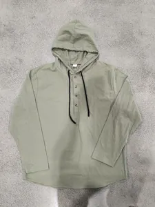 Détail d'une chemise à capuche Henley en lin vert sauge respirante pour homme avec boutons