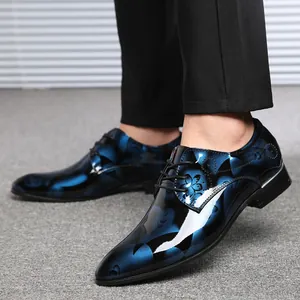 Chaussures habillées pour hommes à motif floral bleu et bout pointu au fini brillant