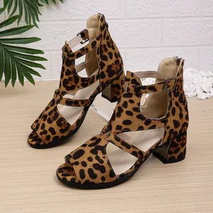 Detaillierte Seitenansicht trendiger Leoparden-Sandalen mit Blockabsatz und Schnalle
