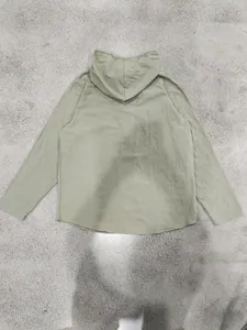 Vue arrière d'un sweat à capuche respirant en lin vert clair pour homme style plage