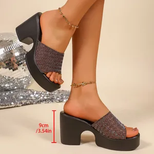 Modische Damen Pantoletten mit Glitzer und klobigem Plateauabsatz, 9 cm Absatzhöhe Detail