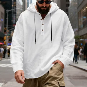 Vue détaillée de chemise Henley à capuche en lin blanc ample pour hommes avec cordons.