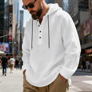 Vue détaillée d'une chemise Henley blanche en lin à capuche avec boutons en bois