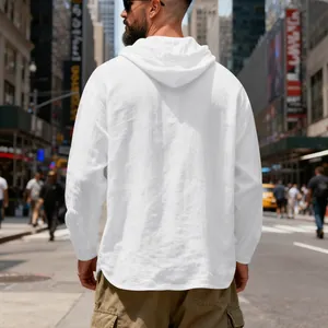 Vue arrière d'un sweat à capuche en lin blanc respirant pour homme style urbain