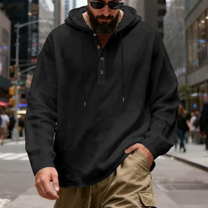 Chemise à capuche boutonnée pour homme en lin noir, coupe ample et décontractée.
