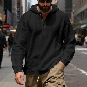 Détail d'une chemise Henley à capuche en lin noir pour homme avec tissu respirant texturé.