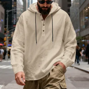 Gros plan d'une chemise à capuche Henley en lin respirant pour homme en beige ample