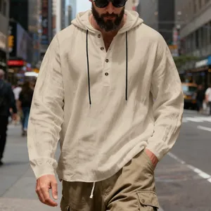 Vue rapprochée de la texture en lin respirant et du col Henley boutonné de ce sweat à capuche beige.
