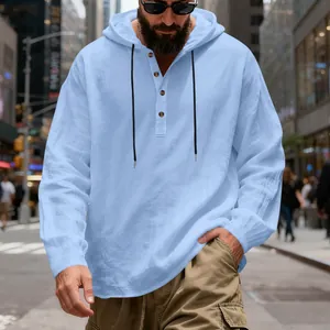 Gros plan sur un sweat à capuche Henley en lin bleu clair respirant pour hommes en ville