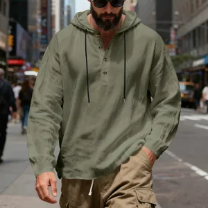 Détail du sweat à capuche Henley en lin respirant pour hommes en couleur vert armée