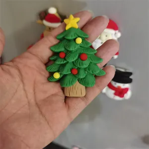 Primo piano di un magnete da frigorifero a forma di albero di Natale 3D tenuto in mano