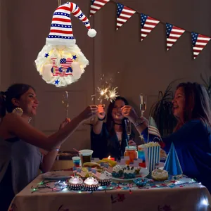 Dettaglio dello gnomo appeso luminoso dell'Independence Day in una scena di festa vivace