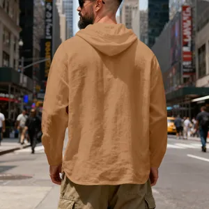 Vue de dos d'un sweat à capuche en lin respirant pour homme, couleur camel décontracté