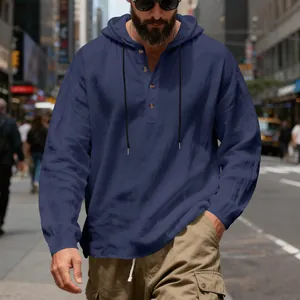 Détail d'un sweat à capuche Henley en lin bleu marine pour homme, style décontracté