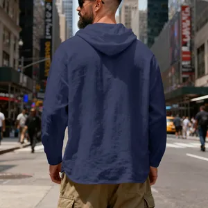 Vue arrière d'un sweat à capuche en lin bleu marine pour hommes en décor urbain de ville