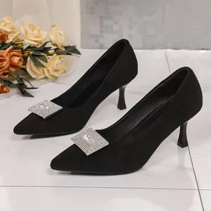 Elegante schwarze Wildleder-Pumps mit funkelnder quadratischer Strass-Schnalle