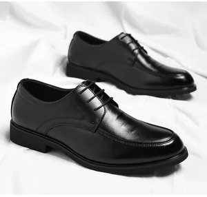 Gedetailleerd overzicht van klassieke zwarte veterschoenen voor heren zakelijke kleding