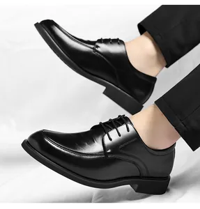 Elegante zwarte herenleren veterschoenen voor zakelijk gebruik en op kantoor.