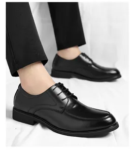 Gedetailleerde weergave van het gepolijste zwarte leer van deze zakelijke schoenen.