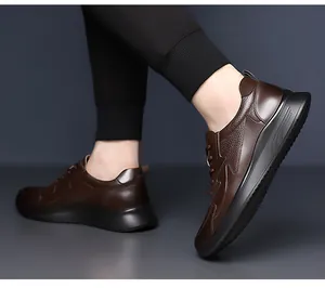Πλαϊνή όψη σκούρου καφέ δερμάτινου sneaker με ανάγλυφη υφή και μαύρη σόλα