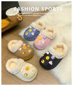 Vue détaillée de divers sabots d'hiver pour enfants doublés de peluche avec breloques de dessin animé