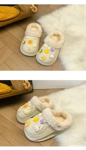 Sabots beiges doublés en peluche avec breloques mignonnes pour une chaleur douillette.
