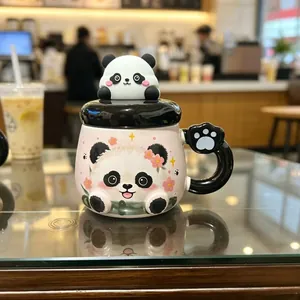 Leuke 3D-panda keramische mok met deksel en decoratieve pootafdruk handvat voor kantoor